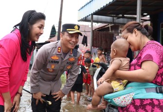 Kapolres Barsel AKBP Jecson R. Hutapea, S.I.K., M.H. bersama Ketua Bhayangkari Cabang Barsel Ny. Iryanti Jecson memberikan Bantuan Sosial (Bansos) kepada masyarakat yang terdampak, Selasa (22/4/2025) 