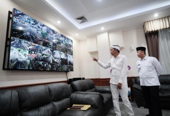 Gubernur Jawa Barat, Dedi Mulyadi, bersama Wali Kota Depok, Supian Suri, dan Wakil Wali Kota Depok, Chandra Rahmansyah, memantau kondisi lalu lintas Kota Depok melalui CCTV di Ruang Kerja Wali Kota pada Selasa (11/3/2025)