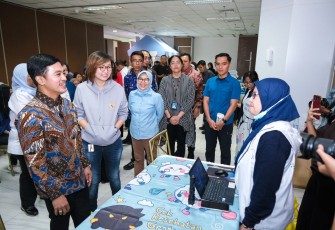 Wakil Menteri Ekonomi Kreatif, Irene Umar, bersama Wakil Menteri Kesehatan Dante Saksono Harbuwono, meninjau Cek Kesehatan Gratis (CKG) yang berlangsung di Ballroom Chubb Square, Thamrin Nine, Jakarta, Rabu (3/12//2025).