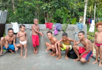 Anak-anak Kampung Kbusdori mandi di tempat pembangunan sarana air bersih Program TMMD Ke-123 Kodim 1708/BN