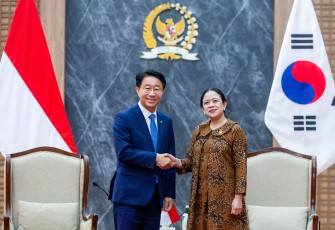 Ketua DPR RI Puan Maharani menerima kunjungan Delegasi Utusan Khusus Presiden Republik Korea, Cho Jeong-Sik, Seo Young-Kyo, dan Lee Jae-Gang di Gedung DPR