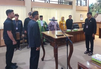 Pj Bupati Karanganyar Timotius Suryadi saat melantik Kurniadi Maulato sebagai Pj Sekda Karanganyar, di Ruang Garuda Kantor Bupati Karanganyar, Kamis (2/1/2024).