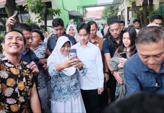 Wakil Presiden (Wapres) Republik Indonesia (RI), Gibran Rakabuming Raka, meninjau pelaksanaan program Makan Bergizi Gratis (MBG) di Kota Depok, Selasa (04/01/25)