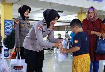 Sapa Humanis Polwan Polresta Sidoarjo Patroli Dialogis di Terminal Purabaya