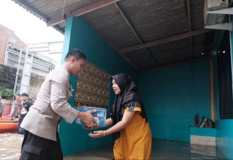 Kapolres Metro Depok, Kombes Abdul Waras saat menyalurkan bantuan kepada warga terdampak banjir di Perumahan Sawangan Asri, RT 04/RW 09 Kelurahan Sawangan Baru, Kecamatan Sawangan, Selasa (4/3)
