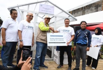 VP Sustainability Telkom Gunawan Wasisto dan GM Telkom Witel Bandung Ferry Zuljanna saat mengunjungi Desa Cijawura, Kecamatan Buah Batu, Kota Bandung