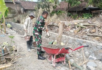 Babinsa Koramil Pilangkenceng Melaksanakan Karya Bakti Pembuatan Talut Saluran Air
