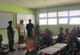 Komandan Korem 121/Abw Brigjen TNI Purnomosidi, S.I.P., M.A.P., M.Han., dampingi Pangdam XII/Tanjungpura, Mayjen TNI Jamallulael, S.Sos., M.Si., menerima kunjungan Menteri Pertahanan Republik Indonesia, Letjen TNI Purn Sjafrie Sjamsoeddin, dalam kunjungan kerja ke wilayah Kodam XII/Tpr khususnya di Kota Singkawang, Jumat (14/3/2025)