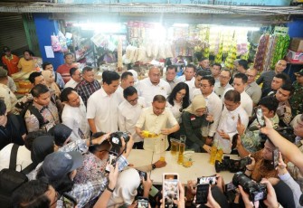 Wakil Ketua DPR RI, Sufmi Dasco Ahmad, melakukan inspeksi mendadak (sidak) di Pasar Kramat Jati, Jakarta
