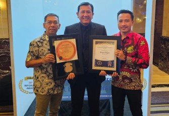 Direktur Utama BPR Bank Daerah Karanganyar, Haryono, saat menerima piagam penghargaan Titanium Award 2025, Jumat (29/8/2025)