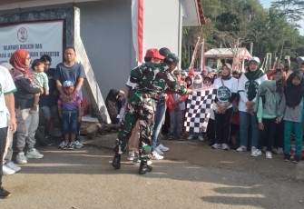 Babinsa 0801/10 Punung Kawal Kegiatan Jalan Sehat Memeriahkan HUT RI Ke 80