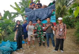  Babinsa Koramil Ngrambe Aktif Dampingi Bulog Laksanakan Sergap