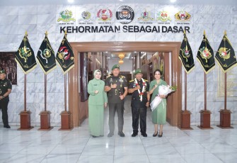 Penyambutan Calon Gubernur Baru di Akademi Militer 
