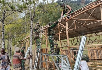 Satgas Yonif 700/WYC Genjot Pembangunan Sekolah di Mayuberi