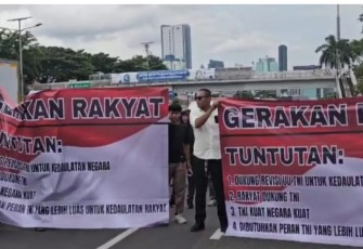 Ratusan Massa dari Gerakan Rakyat Gelar Aksi Simpatik di Depan DPR