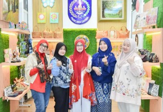 Tiga Industri Kecil dan Menengah (IKM) binaan Pemerintah Kota (Pemkot) melalui Dinas Perdagangan dan Perindustrian (Disdagin) mendapat kesempatan berpartisipasi dengan menampilkan karya terbaiknya dalam Pameran INACRAFT 2025 di Jakarta Convention Centre, Senayan 5-9 Februari 2025