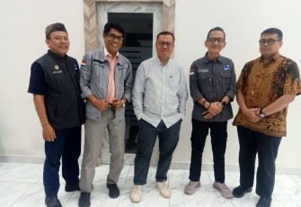 Anggota Dewan Pers, Atmaji Sapto Anggota saat berfoto bersama Pengurus PJS dan ASWIN di hall Dewan Pers, Rabu (30/04/2025)