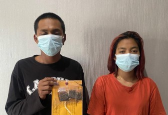 Sejoli remaja pengedar ganja, MG dan ADC, saat diamankan di Mapolres Karanganyar