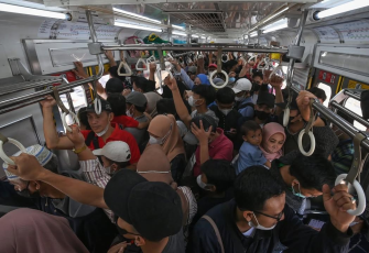 (Sumber: Katadatacoid desak-desakan di dalam KRL commuter Line Bogor-Jakarta Kota)