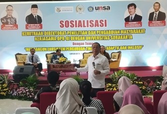 Anggota Komisi X DPR RI, Juliyatmono, saat menjadi pembicara dalam sosialisasi bertema “Membangun Ekosistem Perguruan Tinggi yang Adaptif dan Inklusif” di Aula Kampus Universitas Surakarta (UNSA), Senin (22/12/2025)
