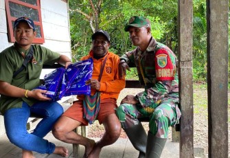 Babinsa Koramil 1710-06/Agimuga Dampingi Nakes Bagikan Kelambu Berinsektisida