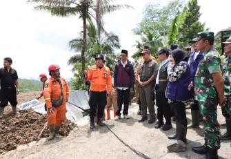 Kepala Badan Nasional Penanggulangan Bencana (BNPB) Letjen TNI Dr. Suharyanto, S.Sos., M.M. meninjau lokasi tanah longsor yang melanda Dusun Situkung, Desa Pandanarum, Kecamatan Pandanarum, Kabupaten Banjarnegara, Jawa Tengah, pada Selasa (18/11)