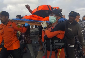 TNI AL Evakuasi Penumpang KMP Tunu Pratama Jaya yang Tenggelam di Selat Bali 