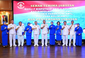 Panglima Komando Lintas Laut Militer (Pangkolinlamil) Laksda TNI Rudhi Aviantara, IH., S.E., M.Si., M.Tr.(Han)., CHRMP., memimpin langsung upacara serah terima jabatan (sertijab) Sahli F Binpotnas, Kadisinfolahta, Koorsmin, dan Kadiskes, sekaligus penyerahan jabatan Sahli D kepada Panglima Kolinlamil. Upacara tersebut berlangsung di Gedung Laut Nusantara, Mako Kolinlamil, Tanjung Priok, Jakarta Utara, Senin (15/12)