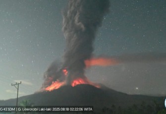 Erupsi Gunung Lewotobi Laki-laki di Kabupaten Flores Timur. 