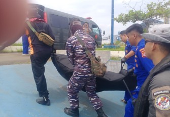 TNI AL Bersama TIM SAR Gabungan Evakuasi Mayat Tanpa Identitas di Perairan Suralaya Banten 