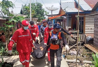 Prajurit TNI AL Berhasil Evakuasi Jenazah Nelayan yang Hilang saat Melaut di Perairan Kuala Pangkal Duri 