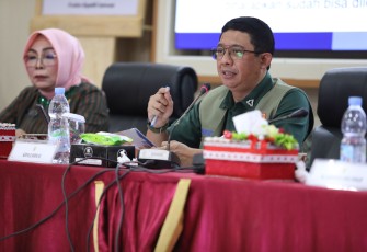 Kepala Badan Nasional Penanggulangan Bencana (BNPB) Letjen TNI dr. Suharyanto, S.Sos., M,M., (Baju hijau rompi hijau) memimpin rapat koordinasi (rakor) percepatan penanganan darurat bencana Kabupaten Grobogan dan Kabupaten Demak di Pendopo Bupati Grobogan, Jawa Tengah, pada Kamis (23/1).