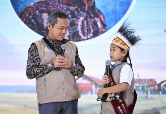 Wamendikdasmen Fajar Riza Ul Haq berdialog langsung dengan tiga murid Sekolah Dasar (SD) perwakilan daerah