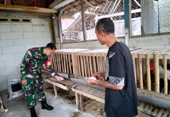 Babinsa Koramil Karangjati Sambangi Peternak Ayam di Wilayah Binaan 