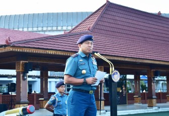  Panglima Komando Lintas Laut Militer (Pangkolinlamil), Laksda TNI Rudhi Aviantara, I H., S.E., M.Si., M.Tr.(Han)., CHRMP., memimpin apel khusus sekaligus entry briefing perdananya bersama jajaran prajurit Kolinlamil. Dalam kegiatan tersebut, beliau menyampaikan perkenalan, penekanan tugas, serta arah kebijakan kepemimpinannya ke depan