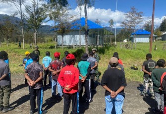 Satgas Yonif 700/WYC Latih Siswa SMA Negeri 1 Ilaga