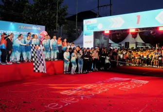Kapolri Jenderal Listyo Sigit Prabowo melakukan flag off melepas para peserta Bhayangkara Run 2025