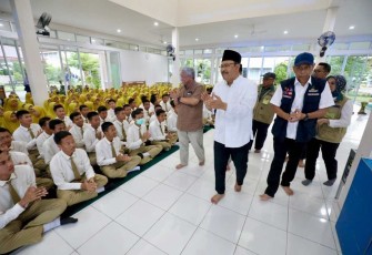Mensos Saifullah Yusuf atau Gus Ipul saat berdialog dengan siswa siswi di SMA CT Arsa, di Kabupaten Sukoharjo, Sabtu (18/1/2025).