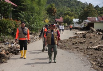Direktur Dukungan Infrastruktur Darurat Badan Nasional Penanggulangan Bencana (BNPB) Andria Yuferryzal saat berada di Malalak Timur, Kecamatan Malalak, Kabupaten Agam, Sumbar, Minggu (30/11)