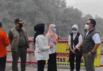 BNPB Dampingi Tim Pengawas Penanganan Bencana DPR Tinjau Lokasi Terdampak Erupsi Gunung Semeru