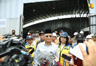 Menteri Pekerjaan Umum (PU) Dody Hanggodo saat meninjau Tempat Pemrosesan Akhir (TPA) Berbasis Lingkungan dan Edukasi (BLE) di Kabupaten Banyumas, Jawa Tengah, Minggu (12/1/2025). 