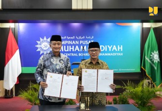 Kementerian Pekerjaan Umum (PU) dan Pimpinan Pusat (PP) Muhammadiyah menandatangani Nota Kesepahaman tentang Sinergi dan Dukungan Pembangunan serta Rehabilitasi Sarana dan Prasarana Pendidikan, Sosial, Peribadatan, dan Kesehatan, di Yogyakarta, Selasa (12/8/2025)