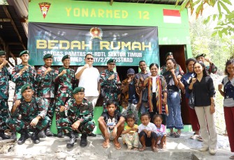 Foto bersama Satgas Pengamanan Perbatasan (Pamtas) RI–RDTL Sektor Timur Yonarmed 12 Kostrad.