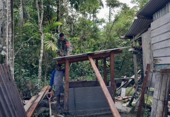 Babinsa Koramil Agimuga Bantu Warga Bangun MCK
