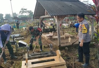 TNI-Polri dan Warga Kompak! Gotong Royong Bersihkan TPU di Trenggalek