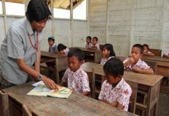 Potret seorang guru mengajar disebuah desa terpencil