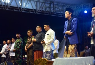 Dandim 0801/Pacitan beserta unsur Forkopimda Kabupaten Pacitan Hadiri Pengajian Akbar Dalam Rangka Memperingati Hari isra' Mi'raj Nabi Muhammad SAW tahun 1446 H / 2025 M dan Rangkaian HUT Ke 280 Tahun Kabupaten Pacitan, bertempat di Alun - Kabupaten Pacitan, Selasa (28/01/2025) malam