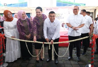  Kementerian Agraria dan Tata Ruang/Badan Pertanahan Nasional (ATR/BPN) menggelar Bazar Ramadan Kementerian ATR/BPN 2025 sebagai bentuk kepedulian dan kebersamaan menyambut Hari Raya Idulfitri. Acara dibuka langsung oleh Wakil Menteri (Wamen) ATR/Wakil Kepala (Waka) BPN, Ossy Dermawan, dengan pemotongan pita di Kantor Kementerian ATR/BPN, Jakarta pada Rabu (19/03/2025)