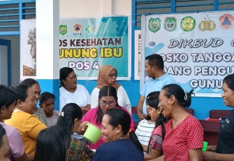 Kegiatan pembagian makanan lacang hijau pagi ini di pos pengungsian SMK Akesibu, Halmahera Barat pada Rabu (29/1) pagi. Foto: Satgas PB Erupsi Gunung Ibu