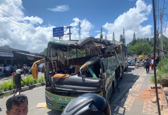 Insiden kecelakaan yang melibatkan Bus Antar Lintas Sumatera (ALS) yang terjadi di Jalan Lintas Padang Panjang, Padang, Sumatera Barat pada Selasa (65) kemarin